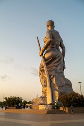 Amazone;-Bénin;-Boulevard-de-la-Marina;-Bronze;-Cotonou;-Coucher-de-soleil;-Esplanade-des-Amazones;-Guerrière;-Kaleidos;-Kaleidos-images;-La-parole-à-limage;-Monument;-Sabre;-Sculpture;-Statue;-Stories-Pictures;-Tarek-Charara