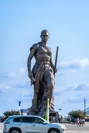 Amazone;-Bénin;-Boulevard-de-la-Marina;-Bronze;-Circulation;-Cotonou;-Esplanade-des-Amazones;-Kaleidos;-Kaleidos-images;-La-parole-à-limage;-Monument;-Sculpture;-Statue;-Stories-Pictures;-Tarek-Charara