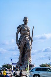 Amazone;-Bénin;-Boulevard-de-la-Marina;-Bronze;-Circulation;-Cotonou;-Esplanade-des-Amazones;-Kaleidos;-Kaleidos-images;-La-parole-à-limage;-Moto;-Sculpture;-Statue;-Stories-Pictures;-Tarek-Charara