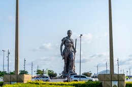 Amazone;-Bénin;-Boulevard-de-la-Marina;-Bronze;-Cotonou;-Esplanade-des-Amazones;-Kaleidos;-Kaleidos-images;-La-parole-à-limage;-Mât;-Monument;-Sculpture;-Statue;-Stories-Pictures;-Tarek-Charara