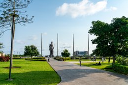 Allée;-Amazone;-Bénin;-Boulevard-de-la-Marina;-Cotonou;-Jardin-de-lAmazone;-Kaleidos;-Kaleidos-images;-La-parole-à-limage;-Mât;-Monument;-Pelouse;-Sculpture;-Statue;-Stories-Pictures;-Tarek-Charara