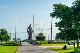 Allée;-Amazone;-Bénin;-Boulevard-de-la-Marina;-Cotonou;-Jardin-de-lAmazone;-Kaleidos;-Kaleidos-images;-La-parole-à-limage;-Mât;-Monument;-Pelouse;-Sculpture;-Statue;-Stories-Pictures;-Tarek-Charara