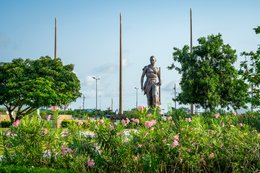 Amazone;-Bénin;-Boulevard-de-la-Marina;-Bronze;-Cotonou;-Fleurs;-Jardin-de-lAmazone;-Kaleidos;-Kaleidos-images;-La-parole-à-limage;-Laurier-rose;-Monument;-Sculpture;-Statue;-Stories-Pictures;-Tarek-Charara