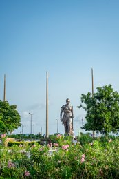 Amazone;-Bénin;-Boulevard-de-la-Marina;-Bronze;-Cotonou;-Fleurs;-Jardin-de-lAmazone;-Kaleidos;-Kaleidos-images;-La-parole-à-limage;-Laurier-rose;-Monument;-Sculpture;-Statue;-Stories-Pictures;-Tarek-Charara