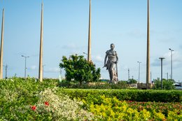 Amazone;-Bénin;-Boulevard-de-la-Marina;-Bronze;-Cotonou;-Fleurs;-Jardin-de-lAmazone;-Kaleidos;-Kaleidos-images;-La-parole-à-limage;-Laurier-rose;-Monument;-Sculpture;-Statue;-Stories-Pictures;-Tarek-Charara