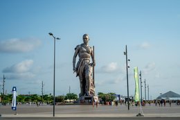 Amazone;-Bénin;-Boulevard-de-la-Marina;-Bronze;-Cotonou;-Esplanade-des-Amazones;-Foule;-Kaleidos;-Kaleidos-images;-La-parole-à-limage;-Lampadaire;-Monument;-Sculpture;-Statue;-Stories-Pictures;-Tarek-Charara