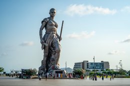 Amazone;-Bénin;-Boulevard-de-la-Marina;-Bronze;-Cotonou;-Esplanade-des-Amazones;-Foule;-Fusil;-Guerrière;-Kaleidos;-Kaleidos-images;-La-parole-à-limage;-Monument;-Sabre;-Sculpture;-Statue;-Stories-Pictures;-Tarek-Charara
