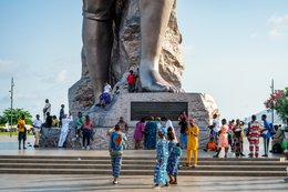 Amazone;-Bénin;-Boulevard-de-la-Marina;-Bronze;-Cotonou;-Esplanade-des-Amazones;-Foule;-Kaleidos;-Kaleidos-images;-La-parole-à-limage;-Plaque-commémorative;-Socle;-Sculpture;-Statue;-Stories-Pictures;-Tarek-Charara