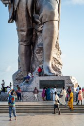 Amazone;-Bénin;-Boulevard-de-la-Marina;-Bronze;-Cotonou;-Esplanade-des-Amazones;-Foule;-Kaleidos;-Kaleidos-images;-La-parole-à-limage;-Plaque-commémorative;-Socle;-Sculpture;-Statue;-Stories-Pictures;-Tarek-Charara