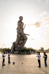 Amazone;-Bénin;-Boulevard-de-la-Marina;-Bronze;-Contre-jour;-Cotonou;-Esplanade-des-Amazones;-Kaleidos;-Kaleidos-images;-La-parole-à-limage;-Monument;-Sculpture;-Silhouette;-Statue;-Stories-Pictures;-Tarek-Charara
