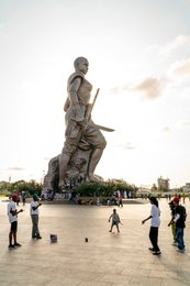 Amazone;-Bénin;-Boulevard-de-la-Marina;-Bronze;-Contre-jour;-Cotonou;-Esplanade-des-Amazones;-Jeunes;-Kaleidos;-Kaleidos-images;-La-parole-à-limage;-Monument;-Réseaux-sociaux;-Sculpture;-Statue;-Stories-Pictures;-Tarek-Charara;-Vidéo