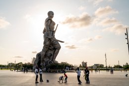 Amazone;-Bénin;-Boulevard-de-la-Marina;-Bronze;-Contre-jour;-Cotonou;-Esplanade-des-Amazones;-Foule;-Kaleidos;-Kaleidos-images;-La-parole-à-limage;-Monument;-Sculpture;-Silhouette-urbaine;-Statue;-Stories-Pictures;-Tarek-Charara