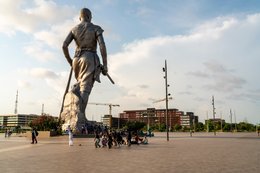 Amazone;-Bénin;-Boulevard-de-la-Marina;-Bronze;-Chantier;-Cotonou;-Esplanade-des-Amazones;-Grue;-Kaleidos;-Kaleidos-images;-La-parole-à-limage;-Monument;-Sculpture;-Statue;-Stories-Pictures;-Tarek-Charara