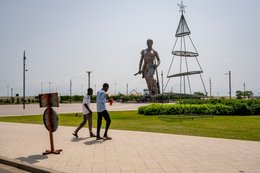 Amazone;-Bénin;-Boulevard-de-la-Marina;-Cotonou;-Décoration;-Esplanade-des-Amazones;-Fêtes-de-fin-dannée;-Kaleidos;-Kaleidos-images;-La-parole-à-limage;-Monument;-Sapin;-Statue;-Stories-Pictures;-Tarek-Charara