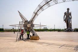 Amazone;-Bénin;-Boulevard-de-la-Marina;-Cotonou;-Décoration;-Esplanade-des-Amazones;-Étoile;-Fêtes-de-fin-dannée;-Kaleidos;-Kaleidos-images;-La-parole-à-limage;-Ouvriers;-Statue;-Stories-Pictures;-Tarek-Charara