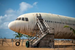 Aéroport-de-Cotonou;-Afrique-de-lOuest;-Avion-abandonné;-Barakah;-Bénin;-Carcasse-davion;-Corrosion;-Cotonou;-Épave;-Escalier;-Hublot;-Kaleidos;-Kaleidos-images;-La-parole-à-limage;-Lockheed-L-1011;-Nez-davion;-Plage-de-Cadjéhoun;-Pneu;-Radôme;-Tarek-Charara;-TriStar