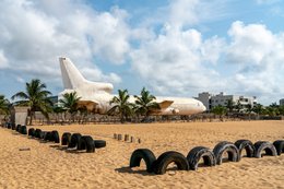 Aéroport-de-Cotonou;-Afrique-de-lOuest;-Avion-abandonné;-Barakah;-Bâtiment;-Bénin;-Carcasse-davion;-Cocotier;-Cotonou;-Épave;-Kaleidos;-Kaleidos-images;-La-parole-à-limage;-Lockheed-L-1011;-Plage-de-Cadjéhoun;-Pneu;-Tarek-Charara;-TriStar