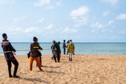 Afrique-de-lOuest;-Bénin;-Cotonou;-Filet-de-pêche;-Kaleidos;-Kaleidos-images;-La-parole-à-limage;-Océan-Atlantique;-Pêche;-Pêche-artisanale;-Pêcheur;-Plage;-Plage-de-Cadjéhoun;-Senne-de-plage;-Tarek-Charara;-Vie-quotidienne