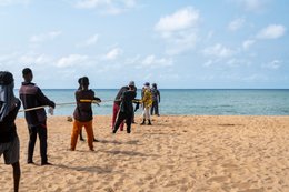 Afrique-de-lOuest;-Bénin;-Cotonou;-Filet-de-pêche;-Kaleidos;-Kaleidos-images;-La-parole-à-limage;-Océan-Atlantique;-Pêche;-Pêche-artisanale;-Pêcheur;-Plage;-Plage-de-Cadjéhoun;-Senne-de-plage;-Tarek-Charara;-Vie-quotidienne