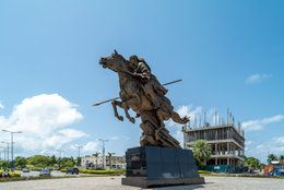 Afrique-de-lOuest;-Bénin;-Bio-Guéra;-Bronze;-Carrefour-Erevan;-Cavalier;-Chantier;-Ciel-bleu;-Circulation;-Cotonou;-Fonte-de-cuivre;-Immeuble-en-construction;-Kaleidos;-Kaleidos-images;-La-parole-à-limage;-Monument;-Palmier;-Patrimoine-historique;-Résistance;-Rond-point;-Sculpture;-Statue-équestre;-Tarek-Charara