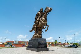 Aéroport;-Afrique-de-lOuest;-Bénin;-Bio-Guéra;-Carrefour-Erevan;-Cavalier;-Ciel-bleu;-Circulation;-Commerce;-Cotonou;-Kaleidos;-Kaleidos-images;-La-parole-à-limage;-Monument;-Nuage;-Palmier;-Patrimoine-historique;-Plaque-commémorative;-Rond-point;-Socle;-Statue-équestre;-Tarek-Charara