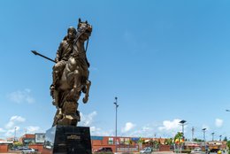 Afrique-de-lOuest;-Bénin;-Bio-Guéra;-Bride;-Carrefour-Erevan;-Cavalier-au-turban;-Cheval-cabré;-Cotonou;-Enseigne-commerciale;-Harnachement;-Impôt-colonial;-Kaleidos;-Kaleidos-images;-La-parole-à-limage;-Lampadaire-solaire;-Lance;-Monument;-Résistance-coloniale;-Statue-équestre;-Tarek-Charara;-Turban