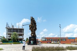 Afrique-de-lOuest;-Bénin;-Bio-Guéra;-Carrefour-Erevan;-Centre-commercial-Erevan;-Circulation;-Cotonou;-Couple;-Esplanade;-Haie;-Immeuble-en-construction;-Jeune-homme;-Kaleidos;-Kaleidos-images;-La-parole-à-limage;-Massif-de-fleurs;-Monument;-Photographie;-Statue-équestre;-Tarek-Charara