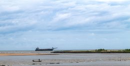 Benin;-Clouds;-Cloudy-sky;-Cotonou;-Dredger;-Dredging;-Dredging-vessel;-Horizon;-Kaleidos;-Kaleidos-images;-La-parole-à-limage;-Lagoon;-Lagoon-front;-Littoral;-Man;-Pirogue;-Rock-revetment;-Sandbar;-Ship;-Stories-Pictures;-Tarek-Charara;-Vegetation;-Water;-West-Africa