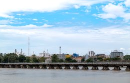 Accès-et-traversées-de-Cotonou;-Akpakpa;-Benin;-Bridge;-Bridge-piers;-Buildings;-City;-Clouds;-Cloudy-sky;-Colonial-era;-Cotonou;-Cotonou-bridge;-Dismantling;-Economic-capital;-Historic-bridge;-Infrastructure;-José-Tonato;-Kaleidos;-Kaleidos-images;-La-parole-à-limage;-Lagoon;-Littoral;-Old-bridge;-Port-of-Cotonou;-Stories-Pictures;-Tarek-Charara;-Urban-skyline;-Water;-West-Africa
