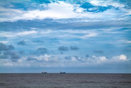 Afrique-de-lOuest;-Bénin;-Cargo;-Ciel;-Corniche-Est;-Cotonou;-Golfe-du-Bénin;-Horizon;-Kaleidos;-Kaleidos-images;-La-parole-à-limage;-Littoral;-Mer;-Navire;-Navires;-Nuages;-Océan-Atlantique;-Stories-Pictures;-Tarek-Charara