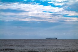 Afrique-de-lOuest;-Bénin;-Corniche-Est;-Cotonou;-Dragage;-Drague;-Fumée;-Golfe-du-Bénin;-Horizon;-Kaleidos;-Kaleidos-images;-La-parole-à-limage;-Littoral;-Mer;-Navire;-Navire-de-dragage;-Nuages;-Océan-Atlantique;-Stories-Pictures;-Tarek-Charara