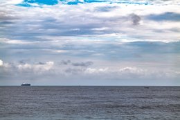 Afrique-de-lOuest;-Bénin;-Ciel-nuageux;-Corniche-Est;-Cotonou;-Embarcation;-Golfe-du-Bénin;-Horizon;-Kaleidos;-Kaleidos-images;-La-parole-à-limage;-Littoral;-Mer;-Navire;-Navire-de-charge;-Nuages;-Océan-Atlantique;-Stories-Pictures;-Tarek-Charara