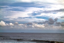 Afrique-de-lOuest;-Bénin;-Ciel-nuageux;-Corniche-Est;-Cotonou;-Cumulus;-Golfe-du-Bénin;-Horizon;-Kaleidos;-Kaleidos-images;-La-parole-à-limage;-Littoral;-Mer;-Navires;-Nuages;-Océan-Atlantique;-Stories-Pictures;-Tarek-Charara;-Vague