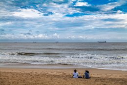 Afrique-de-lOuest;-Assis;-Bénin;-Ciel-nuageux;-Corniche-Est;-Cotonou;-Détente;-Golfe-du-Bénin;-Horizon;-Kaleidos;-Kaleidos-images;-La-parole-à-limage;-Littoral;-Mer;-Navire-de-dragage;-Navires;-Personnes;-Plage;-Sable;-Stories-Pictures;-Tarek-Charara;-Vagues