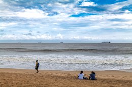 Afrique-de-lOuest;-Bénin;-Corniche-Est;-Cotonou;-Golfe-du-Bénin;-Horizon;-Kaleidos;-Kaleidos-images;-La-parole-à-limage;-Littoral;-Mer;-Navire-de-dragage;-Navires;-Personnes;-Plage;-Promenade;-Promeneur;-Sable;-Sac-à-dos;-Stories-Pictures;-Tarek-Charara;-Vagues