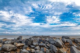 Afrique-de-lOuest;-Bénin;-Blocs-de-roche;-Ciel-nuageux;-Corniche-Est;-Cotonou;-Déchets;-Enrochement;-Golfe-du-Bénin;-Interdiction;-Kaleidos;-Kaleidos-images;-La-parole-à-limage;-Littoral;-Mer;-Navire-de-dragage;-Navires;-Panneau;-Propreté;-Protection-du-littoral;-Stories-Pictures;-Tarek-Charara