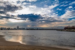 Afrique-de-lOuest;-Bénin;-Chenal;-Ciel-dramatique;-Corniche-Est;-Cotonou;-Fin-de-journée;-Golfe-du-Bénin;-Immeubles;-Kaleidos;-Kaleidos-images;-La-parole-à-limage;-Lagune;-Littoral;-Nuages;-Plage;-Quai;-Reflets;-Skyline;-Stories-Pictures;-Tarek-Charara;-Ville