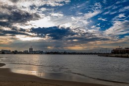 Afrique-de-lOuest;-Bénin;-Chenal;-Ciel-dramatique;-Corniche-Est;-Cotonou;-Fin-de-journée;-Golfe-du-Bénin;-Immeubles;-Kaleidos;-Kaleidos-images;-La-parole-à-limage;-Lagune;-Littoral;-Nuages;-Plage;-Quai;-Sable;-Skyline;-Stories-Pictures;-Tarek-Charara;-Ville
