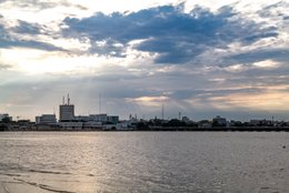 Afrique-de-lOuest;-Bénin;-Chenal;-Corniche-Est;-Cotonou;-Fin-de-journée;-Golfe-du-Bénin;-Immeubles;-Kaleidos;-Kaleidos-images;-La-parole-à-limage;-Lagune;-Littoral;-Lumière;-Nuages;-Rayons-de-lumière;-Reflets;-Skyline;-Stories-Pictures;-Tarek-Charara;-Ville