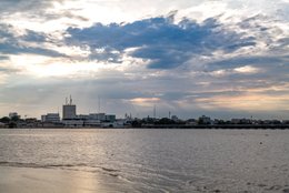 Afrique-de-lOuest;-Bénin;-Chenal;-Ciel-nuageux;-Contre-jour;-Corniche-Est;-Cotonou;-Eau-calme;-Fin-de-journée;-Golfe-du-Bénin;-Kaleidos;-Kaleidos-images;-La-parole-à-limage;-Lagune;-Littoral;-Nuages;-Reflets;-Skyline;-Stories-Pictures;-Tarek-Charara;-Ville