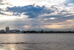 Afrique-de-lOuest;-Bénin;-Chenal;-Corniche-Est;-Cotonou;-Fin-de-journée;-Golfe-du-Bénin;-Immeubles;-Kaleidos;-Kaleidos-images;-La-parole-à-limage;-Lagune;-Littoral;-Nuages;-Rayons-de-lumière;-Reflets;-Skyline;-Stories-Pictures;-Tarek-Charara;-Ville