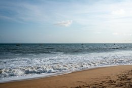 Atlantic-Ocean;-Benin;-Calm-sea;-Clear-sky;-Coastline;-Cotonou;-Empty-beach;-Fidjrossè;-Fishing-boat;-Gulf-of-Guinea;-Horizon;-Kaleidos;-Kaleidos-images;-La-parole-à-limage;-Regular-wave;-Route-des-Pêches;-Stories-Pictures;-Tarek-Charara;-West-Africa