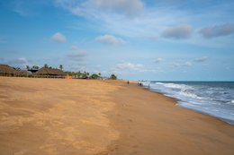 Beach;-Benin;-Blue-sky;-Coastline;-Cotonou;-Dining;-Fidjrossè;-Gulf-of-Guinea;-Kaleidos;-Kaleidos-images;-La-parole-à-limage;-Leisure;-Route-des-Pêches;-Stories-Pictures;-Tarek-Charara;-Thatched-shelter;-Tourism;-West-Africa;-White-clouds