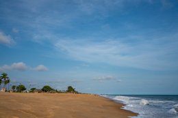 Atlantic-Ocean;-Beach;-Benin;-Blue-sky;-Calm-hour;-Coastline;-Coconut-palm;-Cotonou;-Fidjrossè;-Gulf-of-Guinea;-Kaleidos;-Kaleidos-images;-La-parole-à-limage;-Open-beach;-Route-des-Pêches;-Stories-Pictures;-Tarek-Charara;-Thatched-shelter;-Thin-clouds;-West-Africa