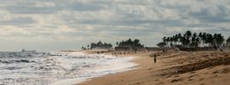Artisanal-fishing;-Beach;-Beached-pirogue;-Benin;-Coastline;-Coconut-palm;-Cotonou;-Fidjrossè;-Gulf-of-Guinea;-Kaleidos;-Kaleidos-images;-La-parole-à-limage;-Light-dwelling;-Riverside-community;-Route-des-Pêches;-Stories-Pictures;-Tarek-Charara;-Thatched-shelter;-West-Africa