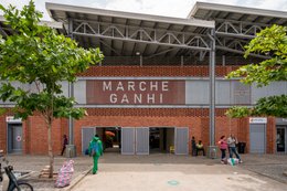 Africa;-Architecture;-Arte-Charpentier;-Benin;-Brick;-CASA-A-ARCHI;-Commerce;-Contemporary-architecture;-Cotonou;-Entrance;-Façade;-Ganhi-market;-Kaleidos;-Kaleidos-images;-La-parole-à-limage;-Market;-Pedestrian;-Signage;-Stories-Pictures;-Tarek-Charara;-West-Africa