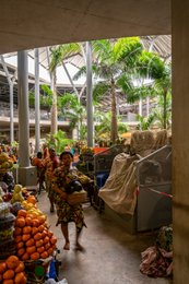 Africa;-Architecture;-Arte-Charpentier;-Basket;-Benin;-CASA-A-ARCHI;-Cotonou;-Fruit;-Ganhi-market;-Ground-floor;-Kaleidos;-Kaleidos-images;-La-parole-à-limage;-Market;-Palm-tree;-Stories-Pictures;-Tarek-Charara;-Vendor