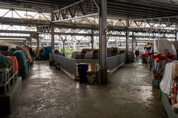 Africa;-Aisle;-Architecture;-Arte-Charpentier;-Benin;-CASA-A-ARCHI;-Cotonou;-Ganhi-market;-Kaleidos;-Kaleidos-images;-La-parole-à-limage;-Market;-Steel-structure;-Stories-Pictures;-Tarek-Charara;-Textiles;-Upper-floor