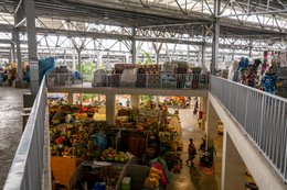 Africa;-Architecture;-Arte-Charpentier;-Benin;-CASA-A-ARCHI;-Cotonou;-Elevated-view;-Fruit-and-vegetables;-Ganhi-market;-Kaleidos;-Kaleidos-images;-La-parole-à-limage;-Market;-Mezzanine;-Stories-Pictures;-Tarek-Charara;-Trader;-Upper-floor
