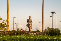 Amazon-Monument;-Benin;-Boulevard-de-la-Marina;-Bronze;-Cotonou;-Jardin-de-lAmazone;-Kaleidos;-Kaleidos-images;-La-parole-à-limage;-Concrete-pole;-Roses;-Sculpture;-Statue;-Stories-Pictures;-Streetlamp;-Tarek-Charara